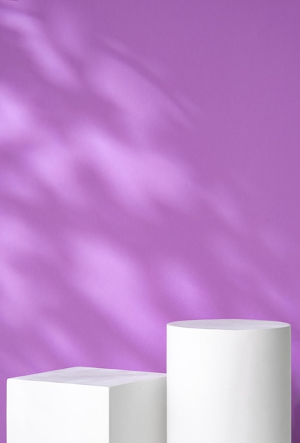 Formas geométricas blancas contra un fondo púrpura suave con sombras suaves