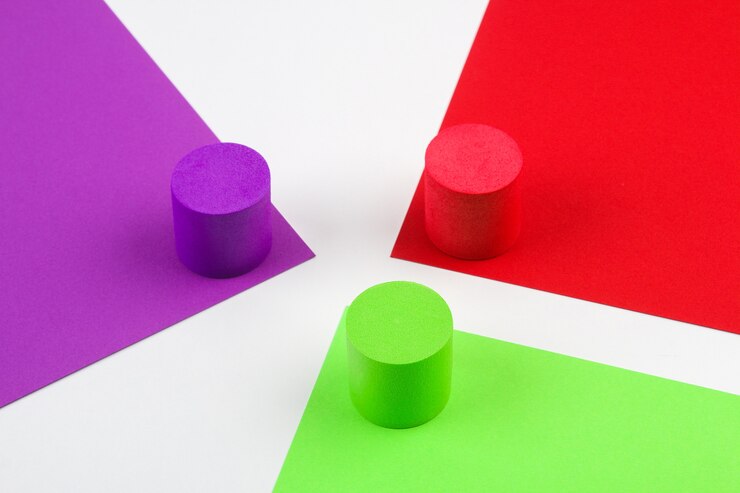 Foto formas geométricas de papel en superficie colorida