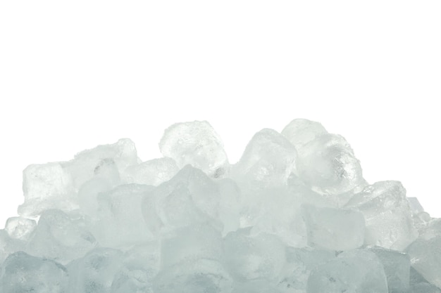 Formas de hielo para bebidas aislado sobre fondo blanco.