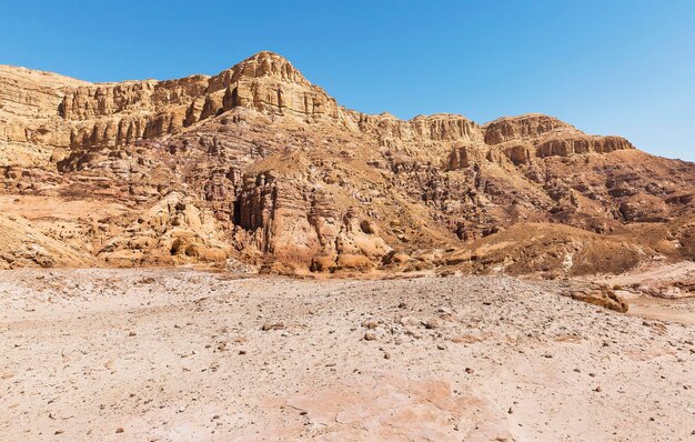 Formas interesantes de las montañas en el desierto de Eilat