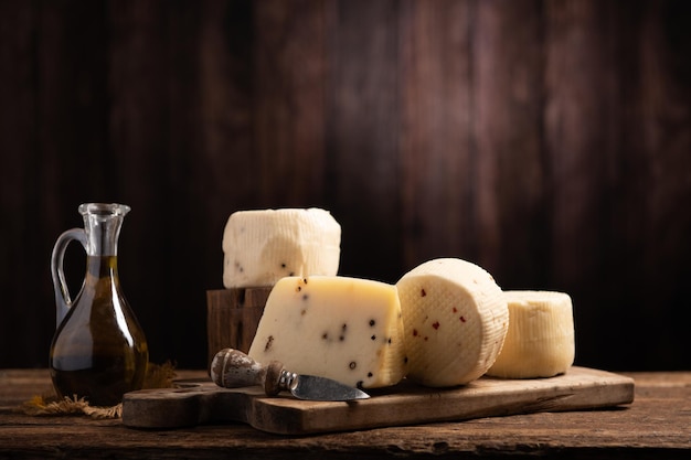 Formas de queso pecorino casero en la mesa de madera de cerca