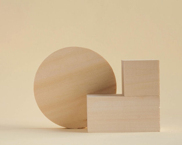 Formas rectangulares de madera sobre un fondo beige formas geométricas abstractas podios vacíos para su pro ...