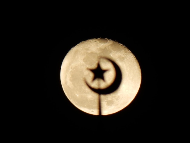 Foto formas de silueta contra la luna en la noche