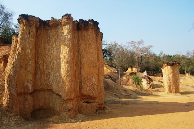 Formationssockel-Pilzfelsen des Phae Mueang Phi Forest Park entstanden aus der Bodenlandschaft und der natürlichen Erosion von Sandstein in verschiedene Formen im Phi Pan Nam Range Mountain in Phrae Thailand