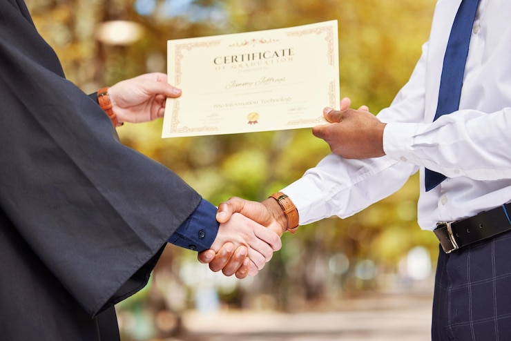 Foto formatura de aperto de mão e certificado para estudante universitário com parabéns do professor e evento para aprender celebração da educação e festa com papelada de diploma e pessoas com sucesso