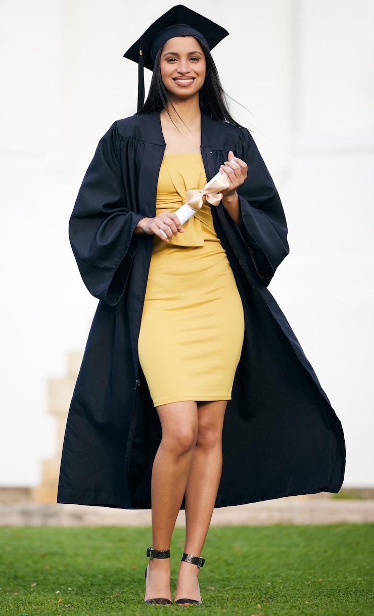 Foto formatura de sorriso e retrato de mulher na faculdade para futura bolsa de estudos e conquista universidade de certificado e sucesso com aluna para diploma escolar e celebração de pós-graduação