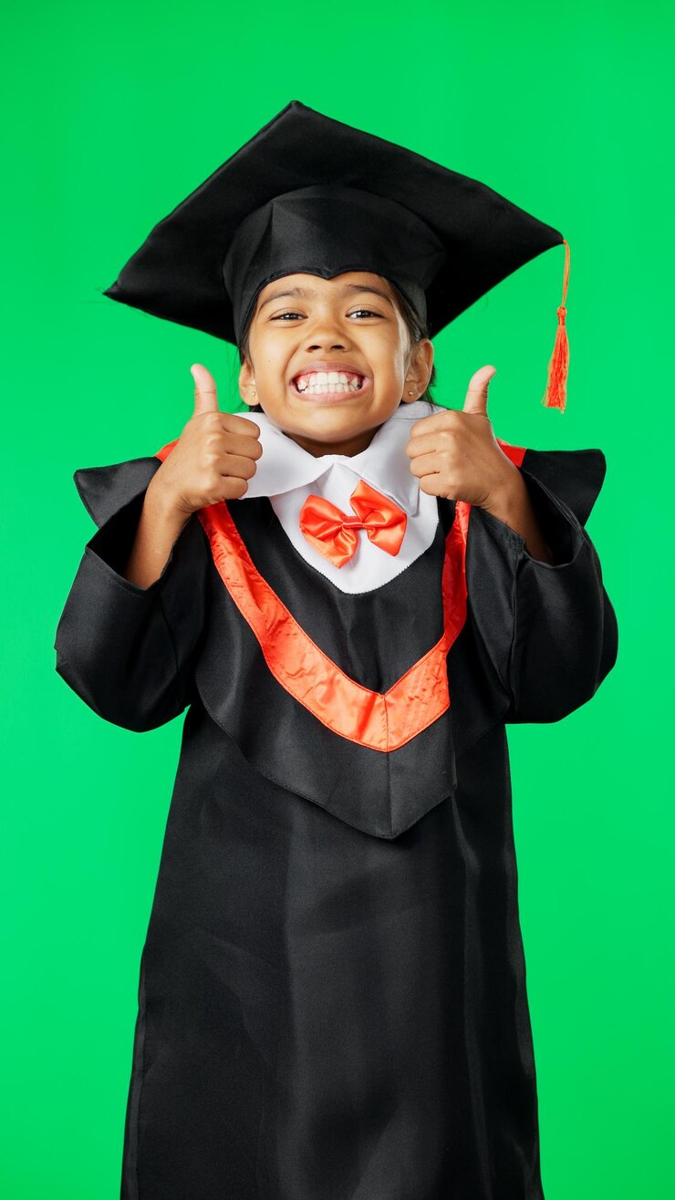 Foto formatura feliz e rosto de uma criança com um polegar para cima em uma tela verde isolada em um fundo de estúdio conquista de sucesso e retrato de uma garota animada com um sinal de emoji para educação