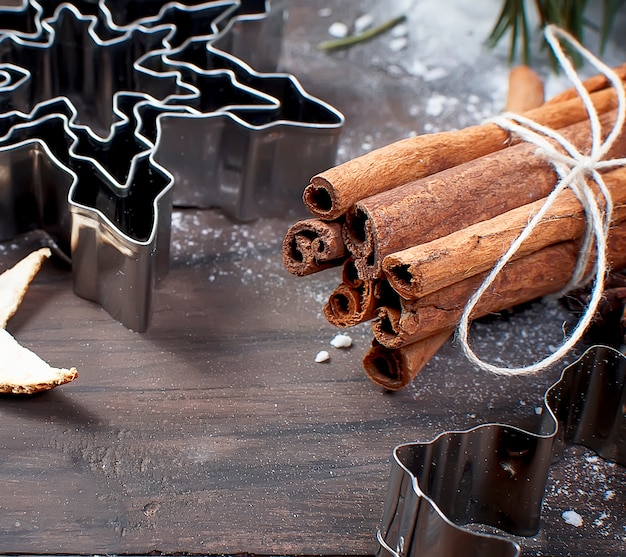 Foto formen für kekse und gewürze auf einem holztisch.