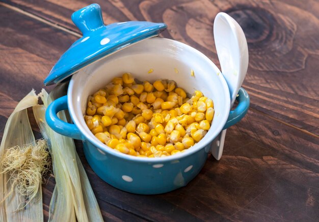 Formen von Zuckermais, gekochtem Mais, Maiskörnern und Popcorn