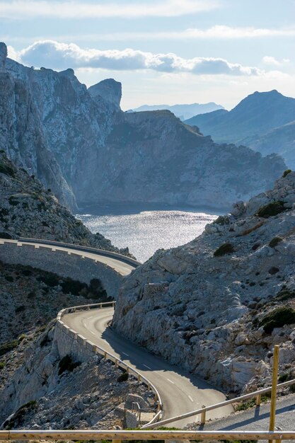 Formentor pelo mar Mediterrâneo na ilha de Ibiza na Espanha, férias e cena de verão