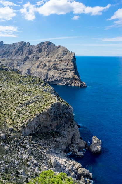 Formentor pelo mar Mediterrâneo na ilha de Ibiza na Espanha, férias e cena de verão