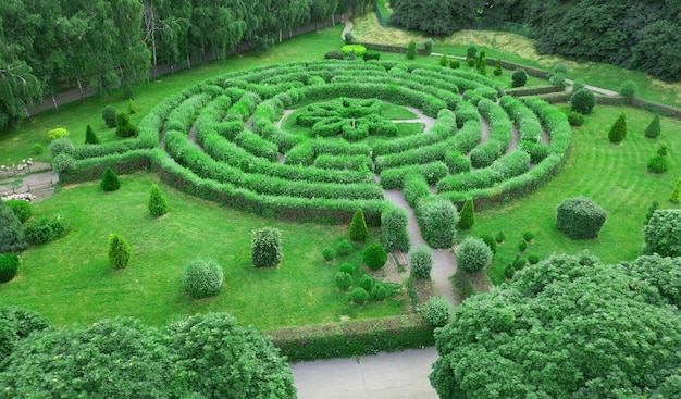 Formgehölzgarten in Form eines Labyrinths im Botanischen Garten Grishka in Kiew.