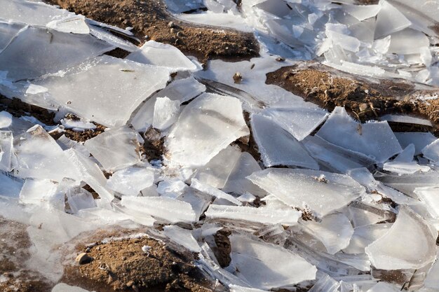 Se formó una gruesa capa de hielo en el territorio del campo después de las lluvias y las heladas hielo sucio en la temporada de invierno