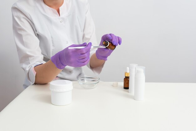 Formular e misturar produtos para a pele para uso individual, recipientes para garrafas cosméticas e ...