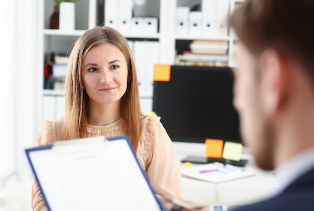 Formulario de contrato de oferta de mujer sonriente