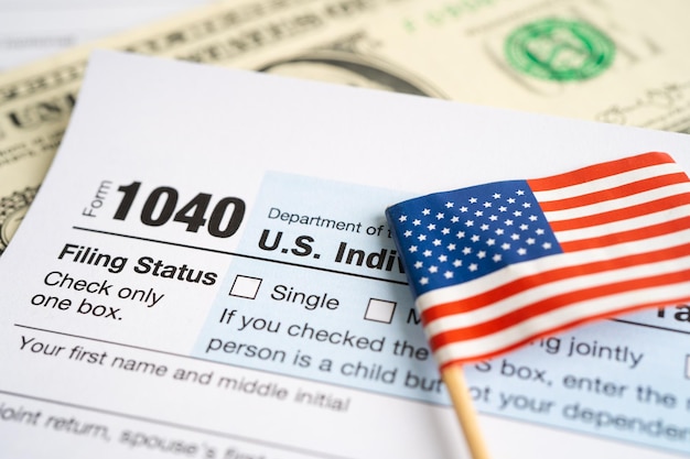 Formulário de declaração de imposto 1040 com bandeira dos EUA América e nota de dólar US Individual Income