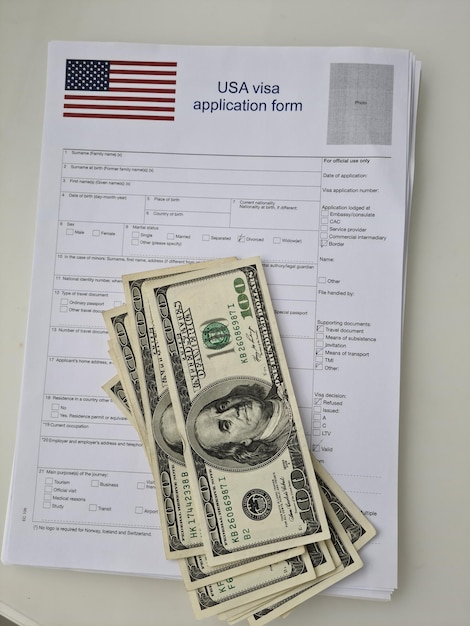 Formulário de pedido de visto dos EUA na página do passaporte e dólares fechados