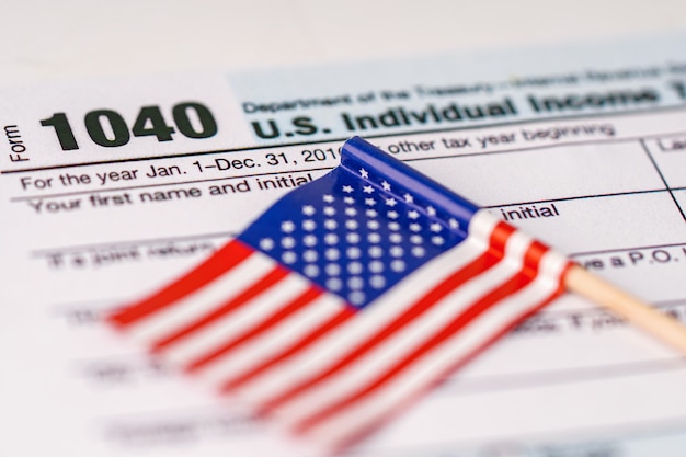 Formulario de declaración de impuestos 1040 y bandera de EE. UU.