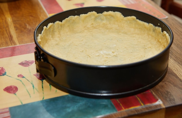 El formulario está forrado con masa para hacer pastel de queso, Receta paso a paso de Internet.