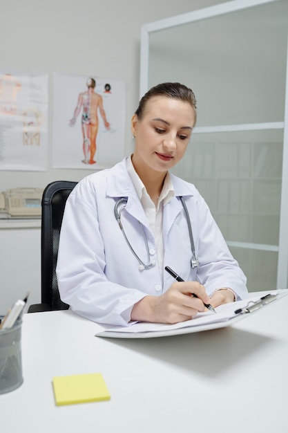 Foto formulario de historial médico de llenado médico