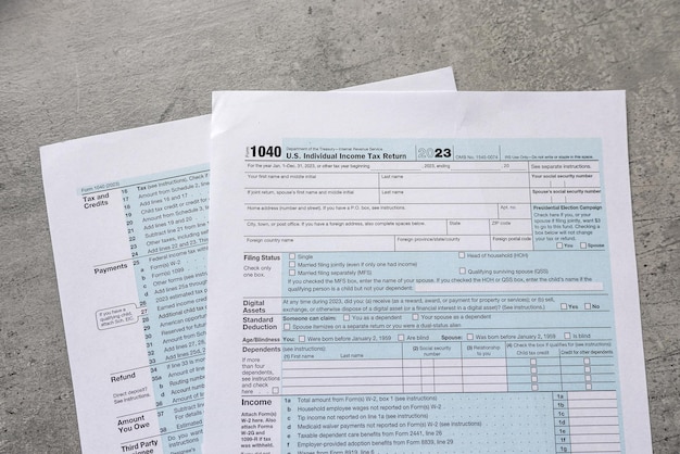 Formulario de impuesto 1040 en blanco declaración de ingresos individuales de los Estados Unidos en el escritorio