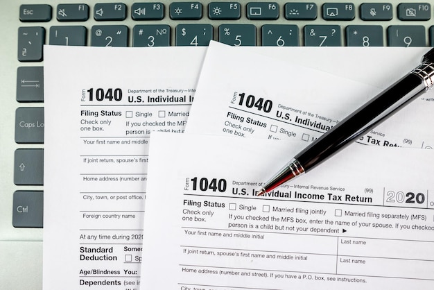 Foto formulario de impuestos 1040 de la declaración de impuestos sobre la renta individual de los estados unidos