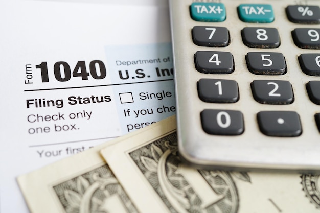 Formulario de impuestos 1040 Declaración de impuestos sobre la renta de las personas físicas de EE. UU. Concepto de financiación empresarial