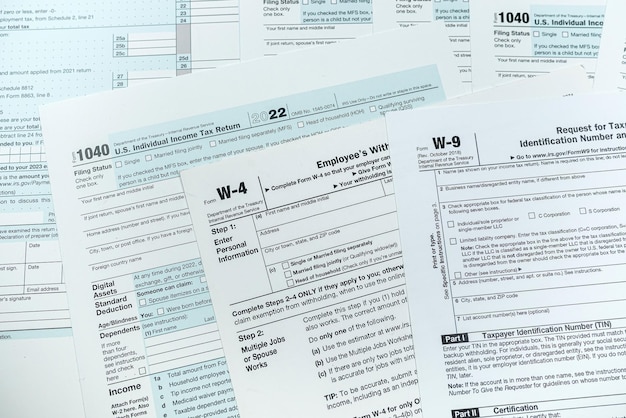 Foto formulario de impuestos en blanco 1040 w4 w9 en la fecha límite del escritorio de oficina