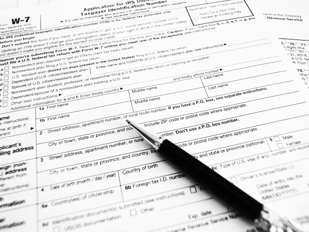 Formulario de impuestos W7 para ciudadanos estadounidenses que completen una declaración e instrucciones. primer plano de enfoque selectivo