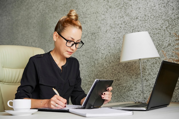 Formulario de llenado de mujer de negocios