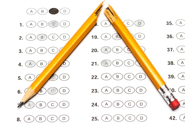 Formulario de prueba estandarizado con respuestas y lápiz roto.