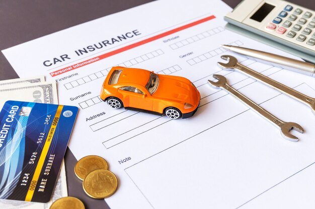 Formulario de seguro de automóvil con modelo y documento de póliza
