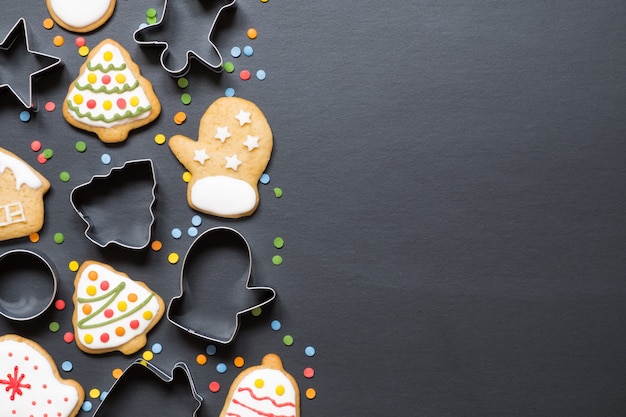 Formularios para cocinar y galletas navideñas sobre fondo negro