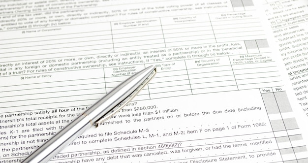Formulários de imposto e caneta com calculadora Conceito de imposto