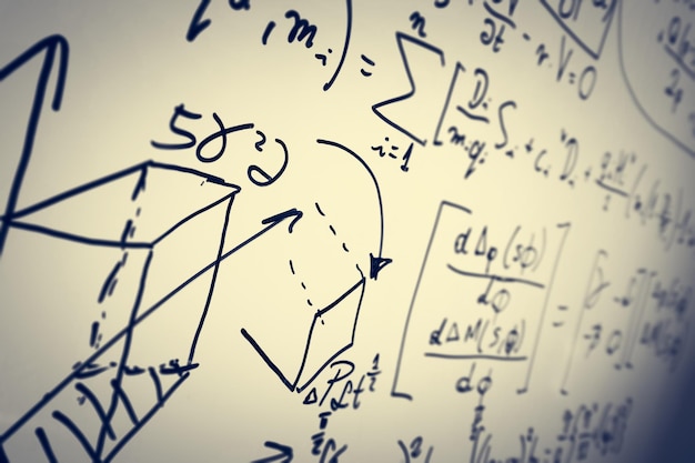 Fórmulas matemáticas complexas em quadro branco Matemática e ciência com conceito econômico Equações reais Símbolos escritos à mão por um profissional