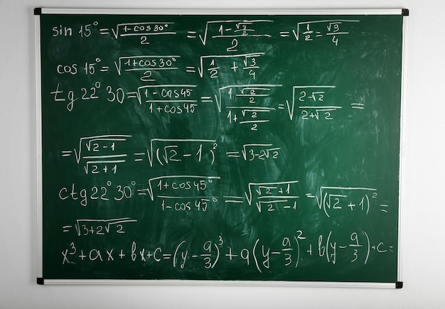 Foto fórmulas matemáticas en el fondo de la pizarra