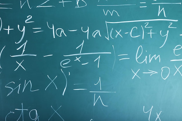 Fórmulas matemáticas sobre fondo de pizarra