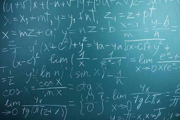 Fórmulas matemáticas sobre fondo de pizarra