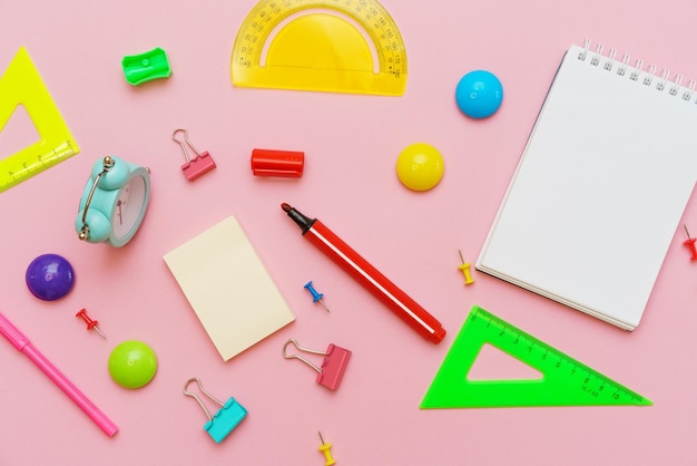 Fornece ferramentas criativas para trabalhos criativos escolares em fundo rosa