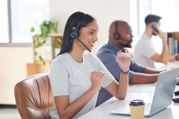 Fornecendo assistência experiente e engenhosa a todos Foto de uma jovem empresária trabalhando em um laptop em um call center