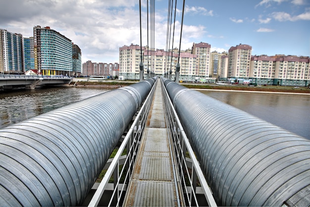 Fornecimento de água quente para duto de aquecimento, duto de ponte estaiada sobre o rio