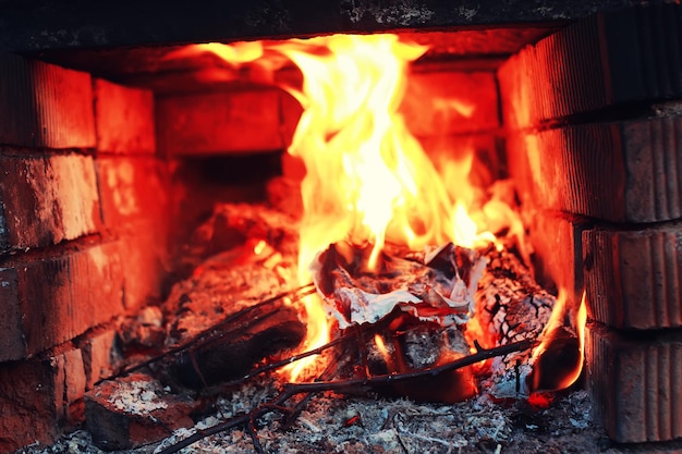 Forno antigo com chama de fogo