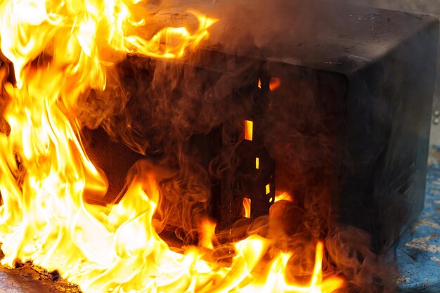 Forno de microondas em chamas o conceito de fogo na cozinha