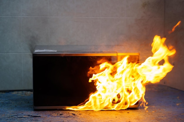 Forno de microondas em chamas o conceito de fogo na cozinha