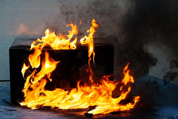 Forno de microondas em chamas o conceito de fogo na cozinha