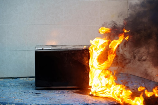 Forno de microondas em chamas o conceito de fogo na cozinha