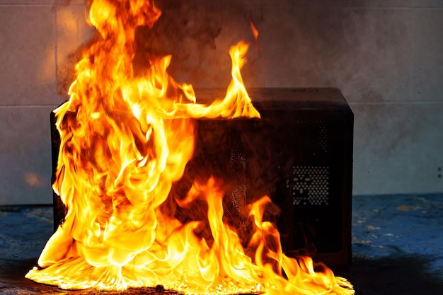 Forno de microondas em chamas o conceito de fogo na cozinha