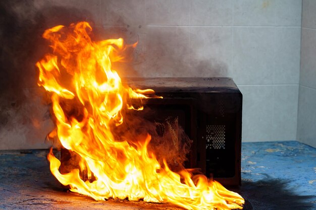 Forno de microondas em chamas o conceito de fogo na cozinha