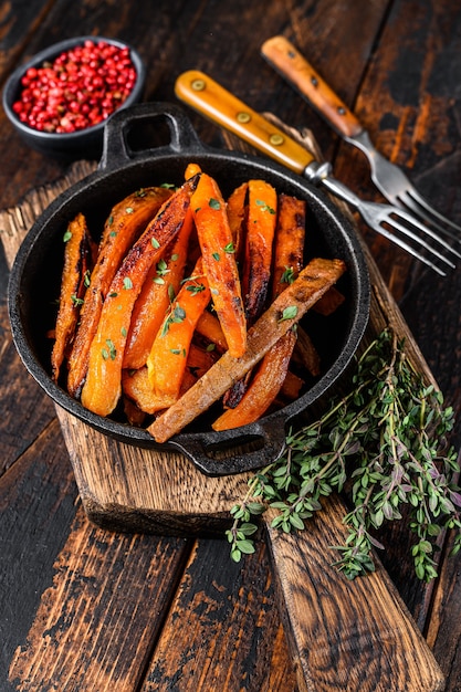 Forno vegetariano batatas fritas assadas