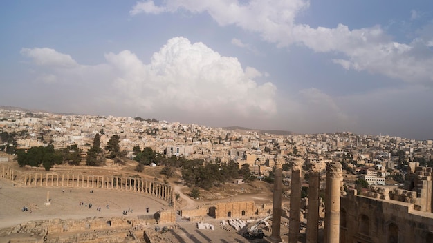 El Foro Oval en la antigua ciudad romana de Gerasa en Jarash, Jordania La antigua ciudad romana de Gerasa en el contexto de la ciudad moderna de Jarash, hoy Jerash, Jordania